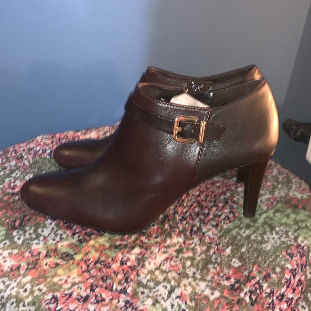 Antonio Melani Size 9.5 Chocolate Booties